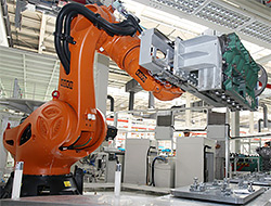 KR 1000 TITAN ASSEMBLES CYLINDER BLOCKS AT THE FAW GROUP